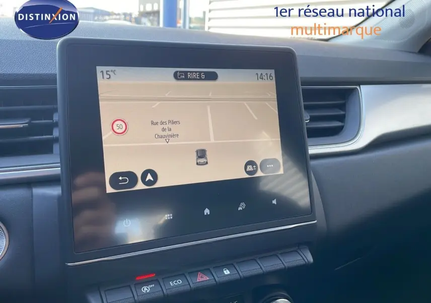 Vue intérieure centrée sur l'écran tactile du tableau de bord du Renault Captur gris cassiopée métal, édition 2020.