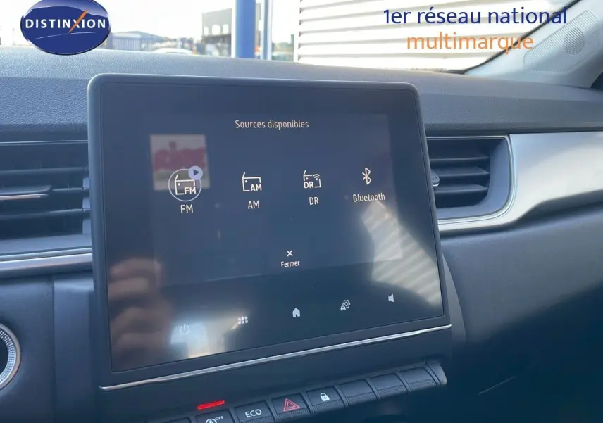 Écran tactile central du tableau de bord du Renault Captur 2020, affichant les sources audio disponibles.