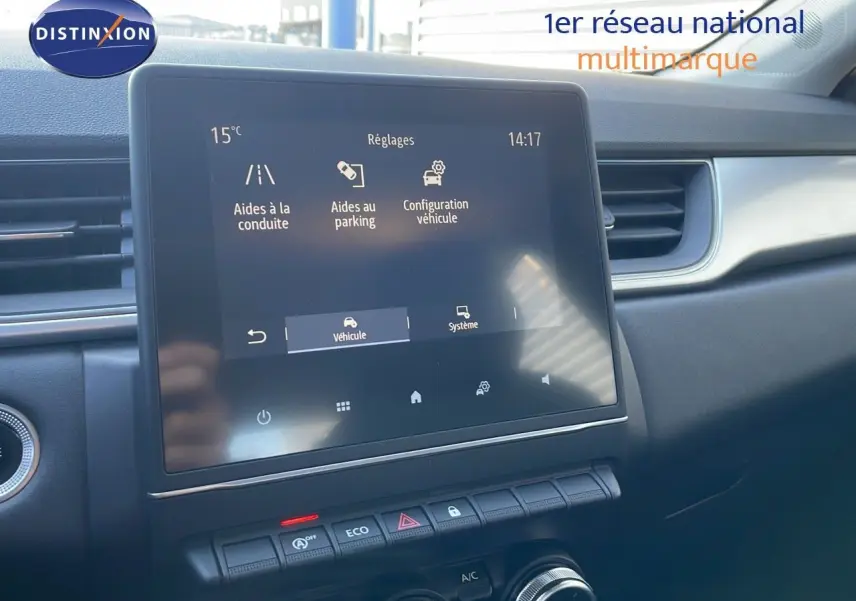 Écran tactile central du Renault Captur TCE 100CH Corporate Edition 2020, affichant les réglages d'aides à la conduite et parking.