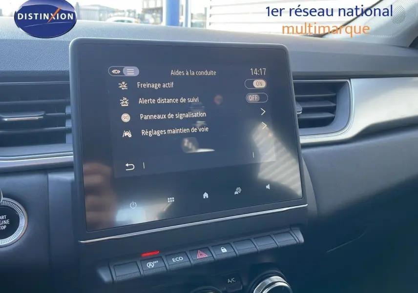 Écran tactile central affichant les aides à la conduite dans l'habitacle du Renault Captur gris Cassiopée métal.