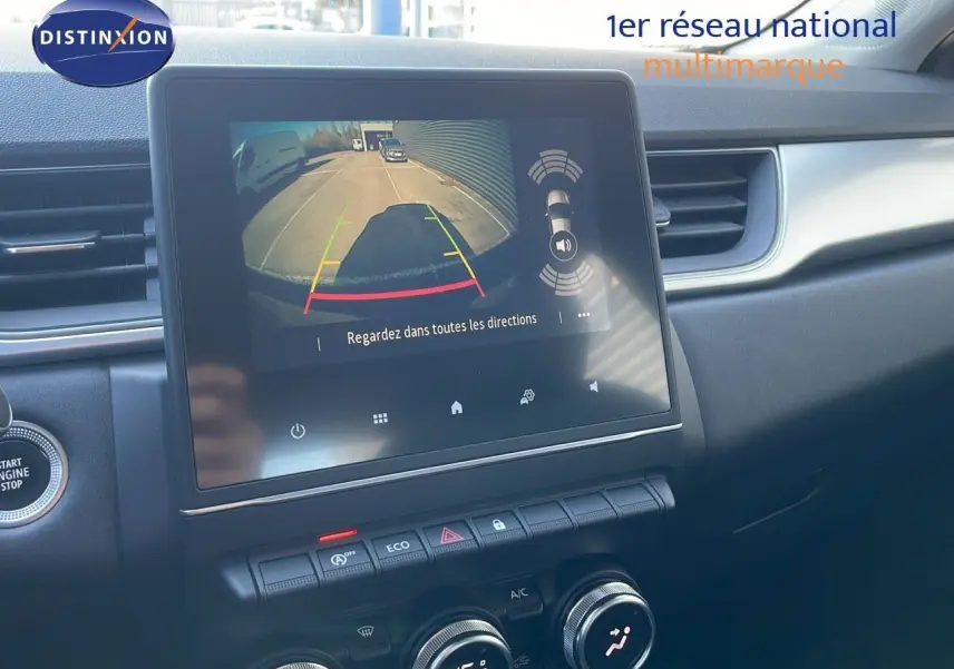 Écran central affichant la caméra de recul dans un Renault Captur gris Cassiopée, vue intérieure côté passager.