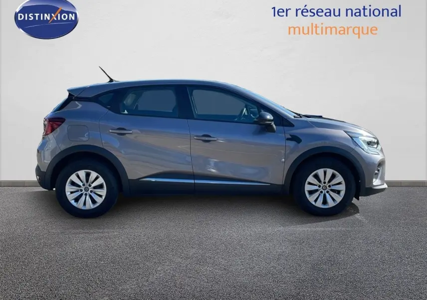 Profil côté gauche d'un Renault Captur gris cassiopée métal, version TCE 100CH Corporate Edition de 2020.