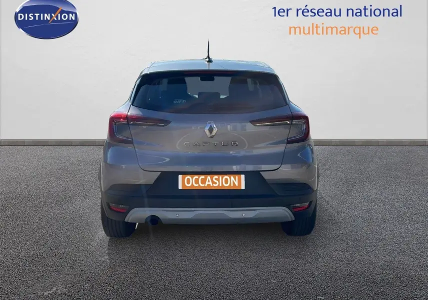 Vue arrière d'un Renault Captur gris cassiopée métal de 2020 avec plaque "OCCASION" sur fond neutre.