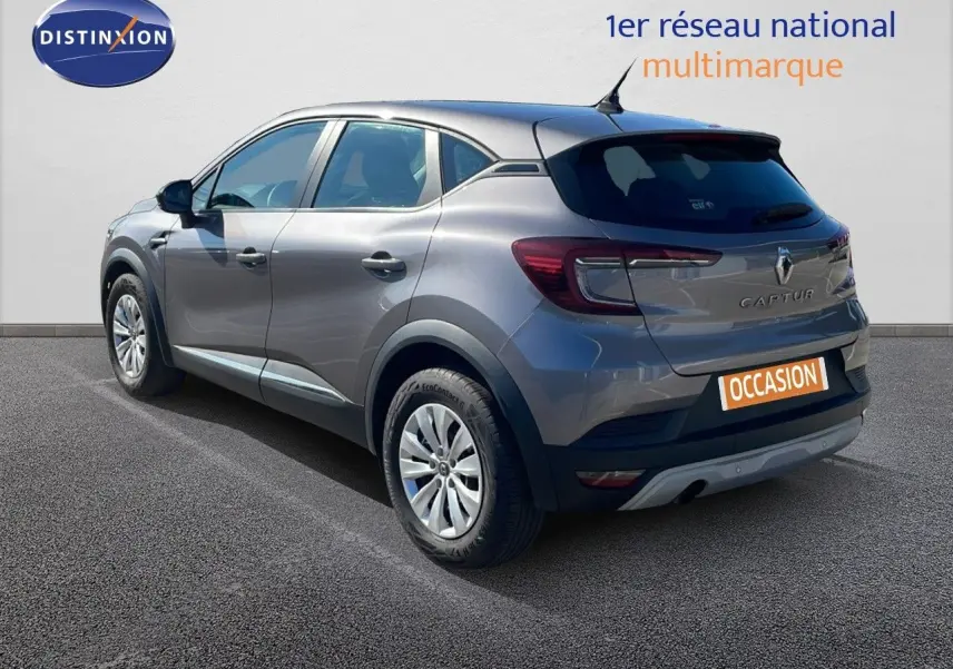 Renault Captur gris cassiopée métal vu de trois quarts arrière côté gauche, avec feux arrière LED et plaque occasion.