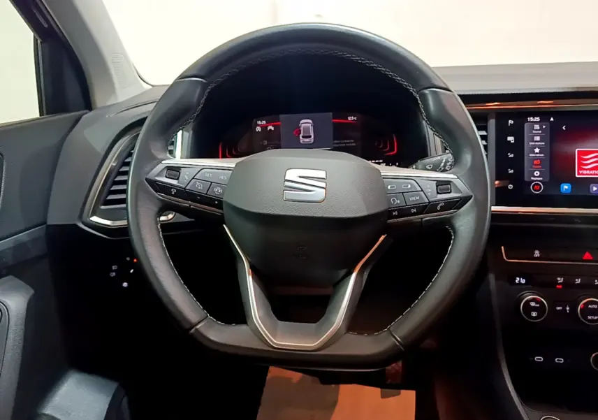 Vue frontale du volant cuir noir de la SEAT Ateca 2022 avec commandes intégrées et tableau de bord digital.