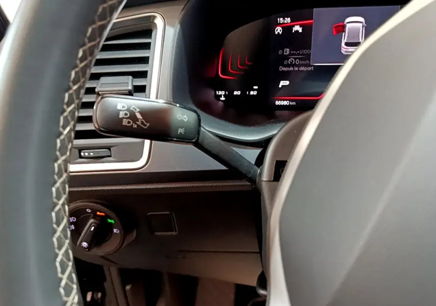 Gros plan sur le combiné d'instruments et le commodo gauche du tableau de bord noir du SEAT Ateca 2022.