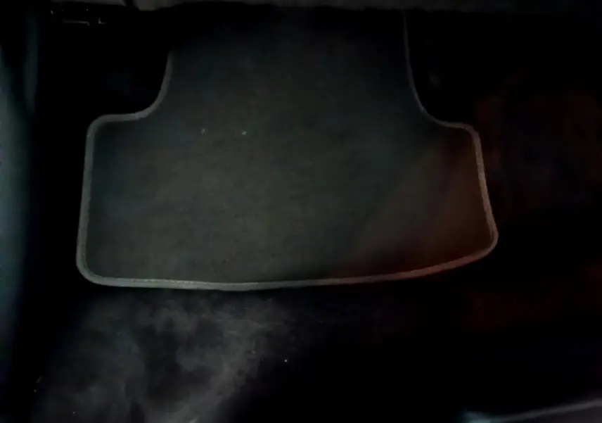 Tapis de sol noir côté conducteur du SEAT Ateca 2022, finition Style Business, intérieur sombre.