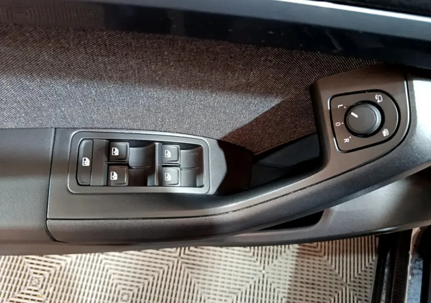 Commande des vitres et réglage des rétroviseurs côté conducteur du SEAT Ateca noir 2022, intérieur tissu et plastique noir.