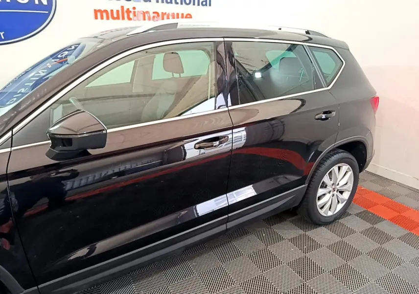 Profil côté gauche du SUV noir SEAT Ateca 2022 avec jantes alliage et rétroviseurs électriques chauffants.