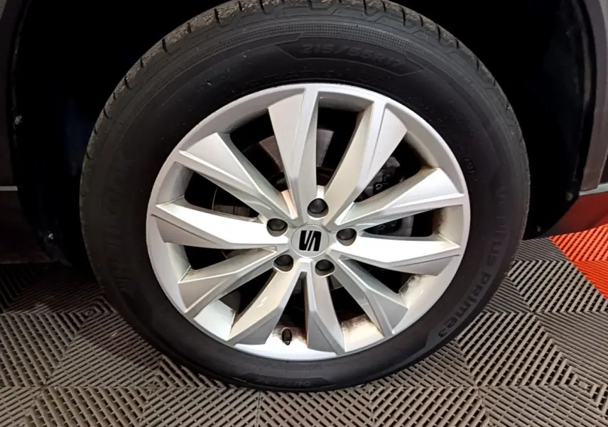 Gros plan sur la jante argentée à 10 branches du SEAT Ateca noir, pneu Hankook Ventus Prime 3 visible.