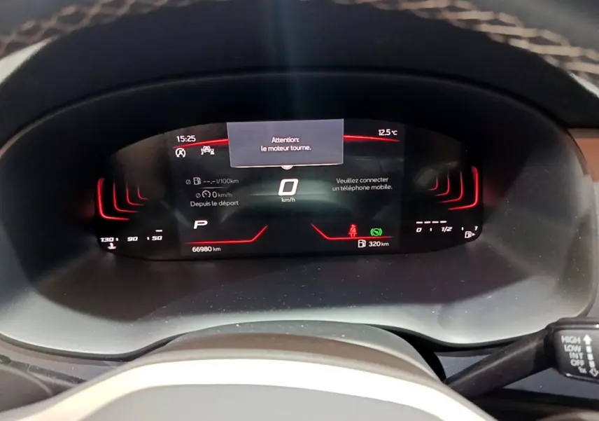 Tableau de bord numérique du SEAT Ateca noir 2022 affichant vitesse zéro et alertes moteur en vue frontale rapprochée.