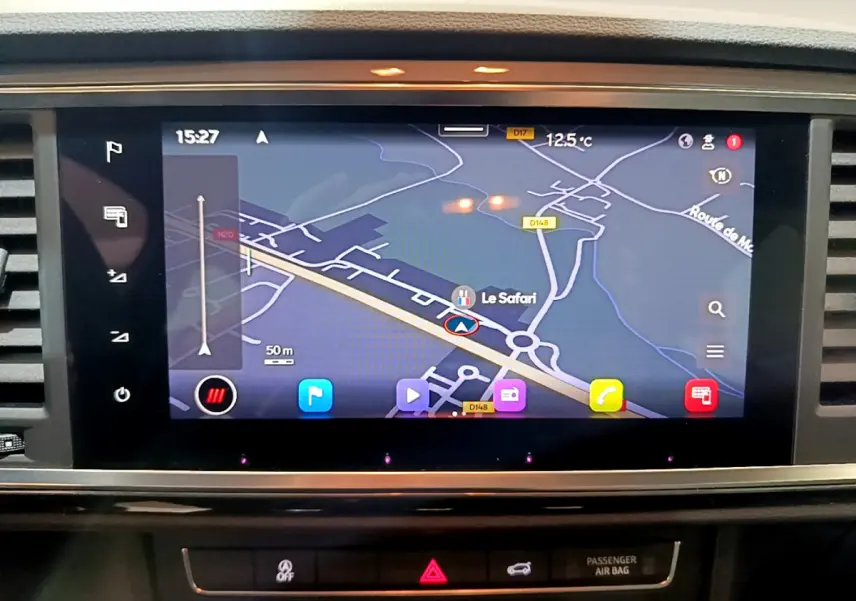 Écran tactile central du tableau de bord du SEAT Ateca noir 2022 affichant la navigation GPS en plein jour