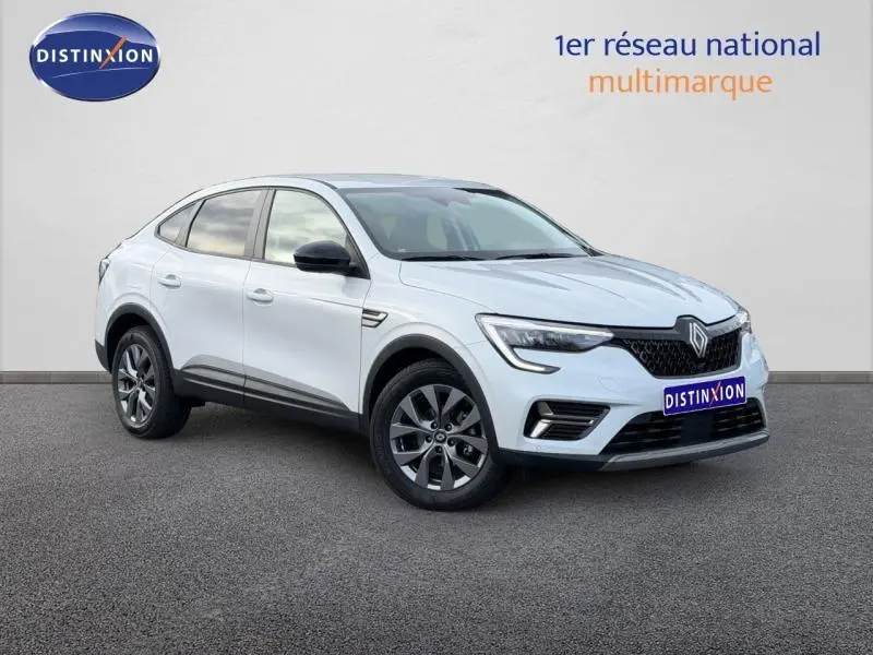 Renault Arkana blanc en vue 3/4 avant droit, avec calandre noire et jantes alliage foncé, sur fond neutre.