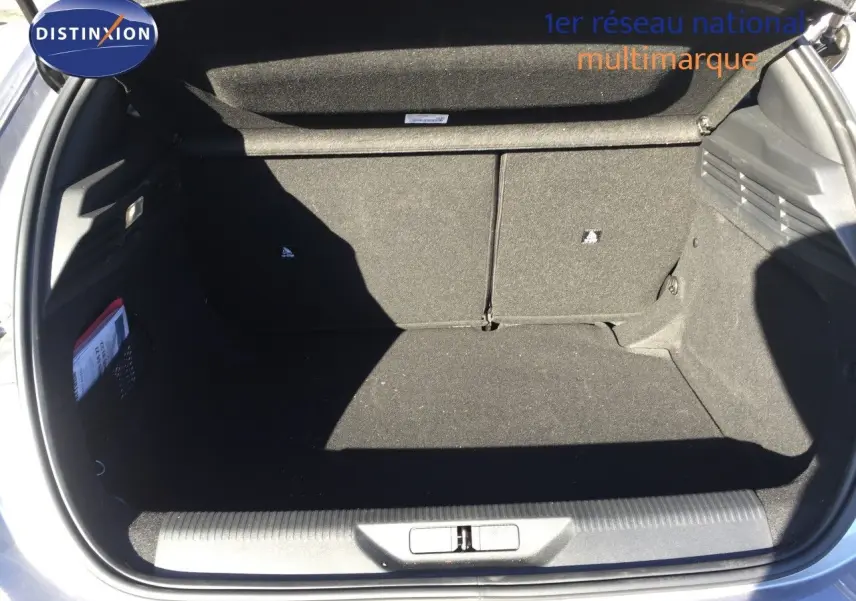 Coffre ouvert de la Peugeot 308 gris Artense Metal, vue arrière montrant l’espace de chargement vide et propre.