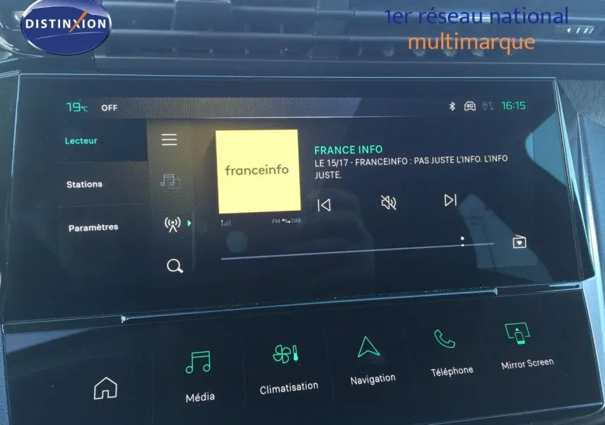 Écran tactile central de la Peugeot 308 gris Artense, affichant la radio France Info en interface moderne.