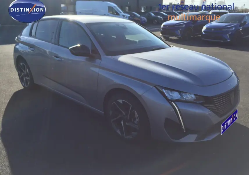 PEUGEOT 308 gris Artense métal vue 3/4 avant droit, avec feux LED et jantes alliage bi-ton visibles.