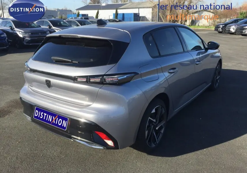 Vue 3/4 arrière droite d'une Peugeot 308 gris Artense métallisé avec feux LED et jantes bi-ton.