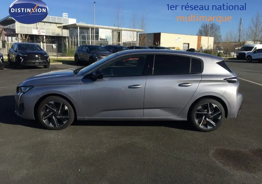 Profil droit d'une Peugeot 308 1.2 Hybrid 145ch gris Artense métal, avec jantes alliage et vitres teintées.