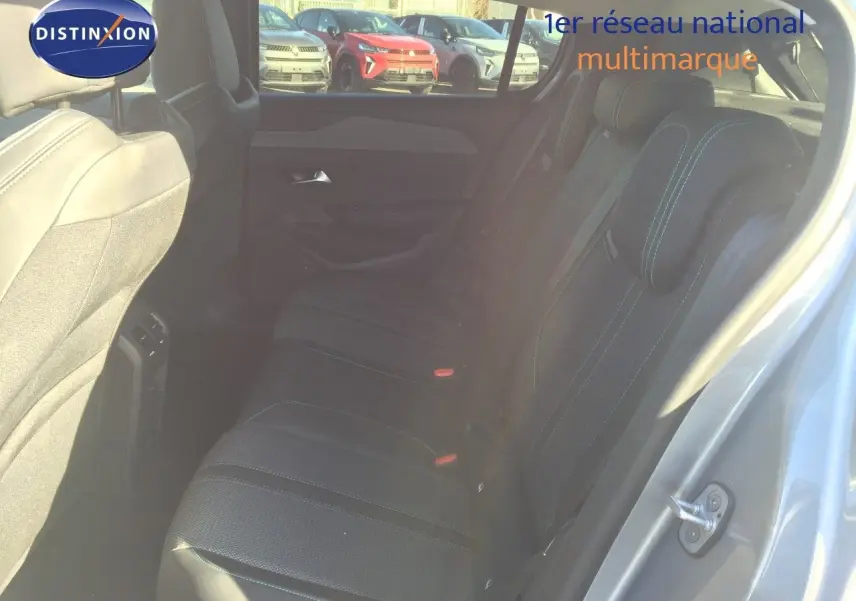 Vue intérieure côté droit des sièges arrière en tissu noir avec surpiqûres bleues d'une Peugeot 308 gris Artense métal.