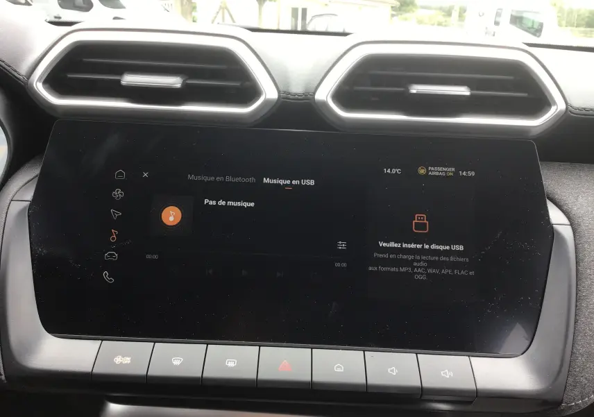 Vue rapprochée de l’écran tactile 10,25'' du tableau de bord du MG ZS 2026, avec commandes climatisation en dessous.