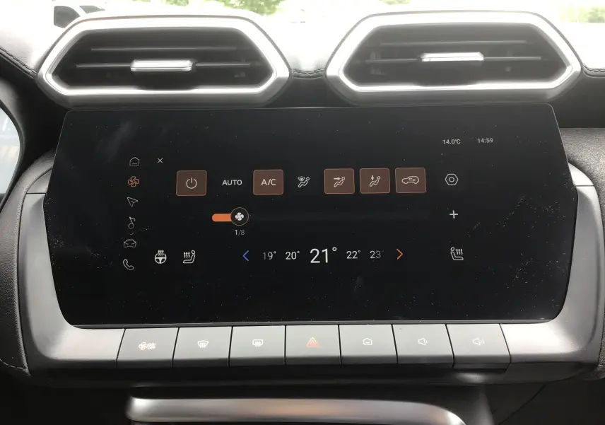 Écran tactile central de la MG ZS Cosmic Silver 2026 montrant les réglages de climatisation et ventilation.