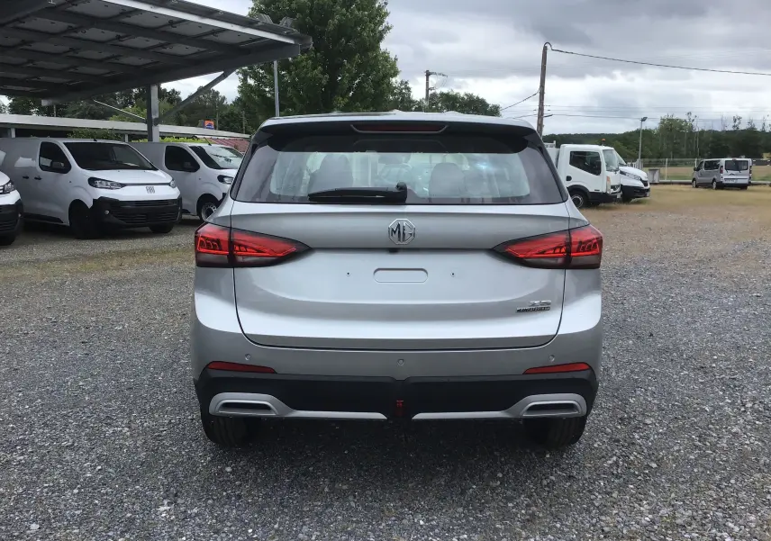 Vue arrière du MG ZS Cosmic Silver 2026 avec feux LED et double sortie d'échappement intégrée au pare-chocs.