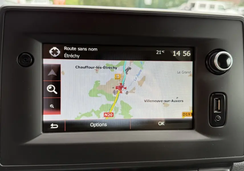 Écran tactile central du tableau de bord du Renault Master 2024 affichant une carte de navigation.