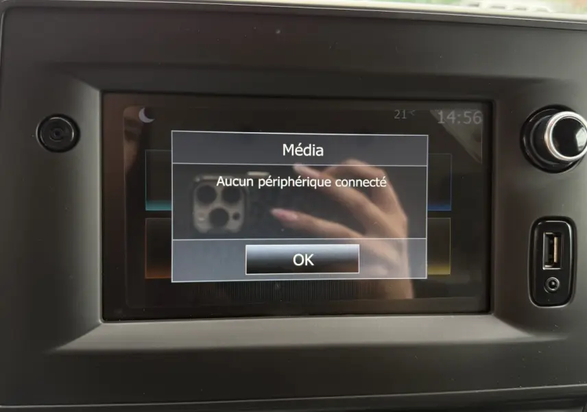 Écran tactile central du tableau de bord du Renault Master 2024 affichant "Aucun périphérique connecté".