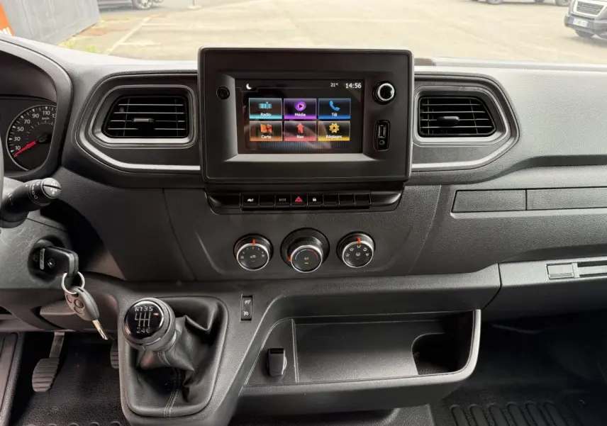 Vue intérieure du tableau de bord du Renault Master 2024 avec écran tactile central et levier de vitesses manuel.