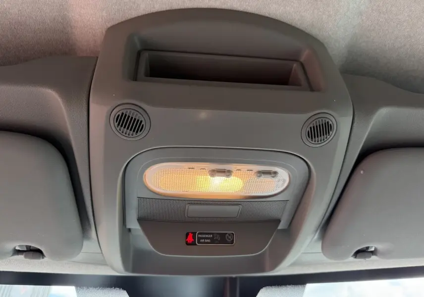 Plafonnier intérieur allumé avec indication airbag passager dans un Renault Master blanc, vue vers le plafond cabine.