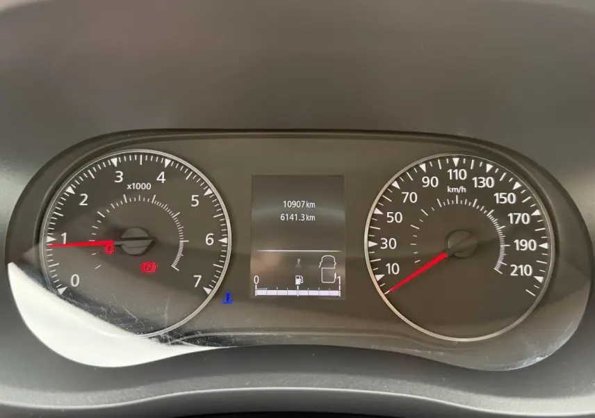 Vue rapprochée du combiné d'instruments du Renault Master 2024, affichage digital et compte-tours analogique.