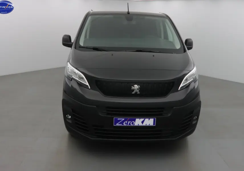 Vue frontale d'un Peugeot Expert Cabine Approfondie noir Perla Metal avec logo lion et plaque Zero KM visible.