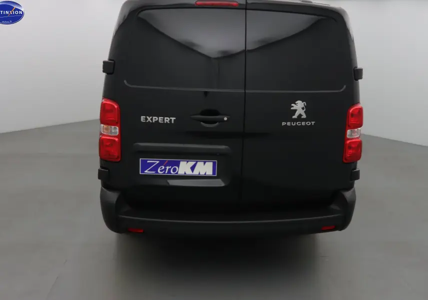 Vue arrière d'un Peugeot Expert Cabine Approfondie noir Perla Metal avec logo et feux rouges visibles.