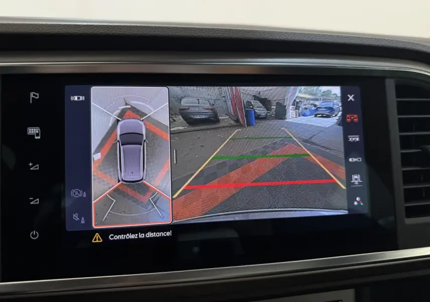 Écran tactile intérieur montrant la caméra 360° et l'aide au stationnement du SEAT Ateca gris clair 2023.