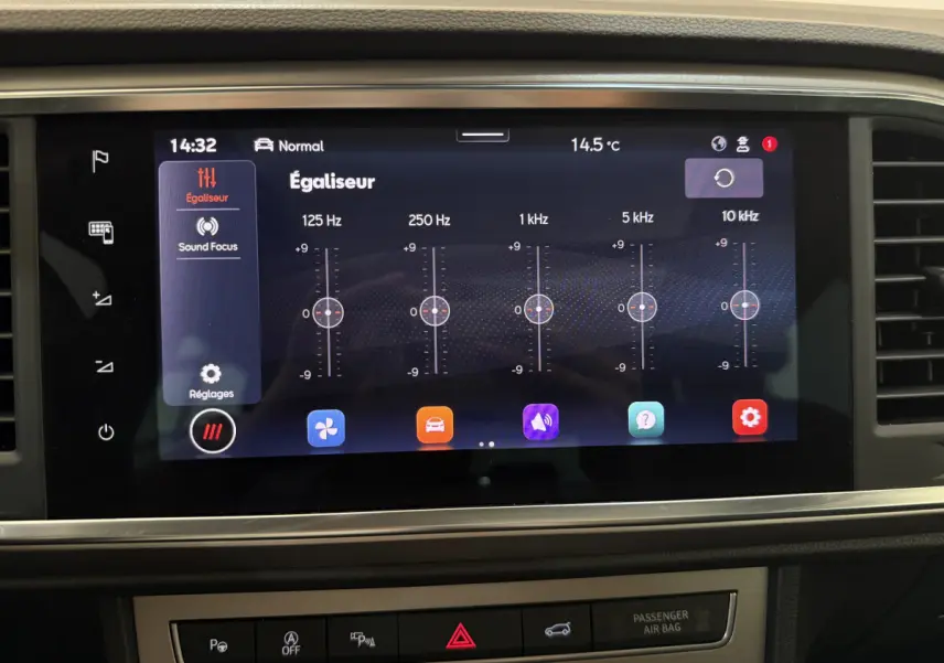 Écran tactile central affichant l'égaliseur audio du SEAT Ateca gris clair, vue intérieure frontale.