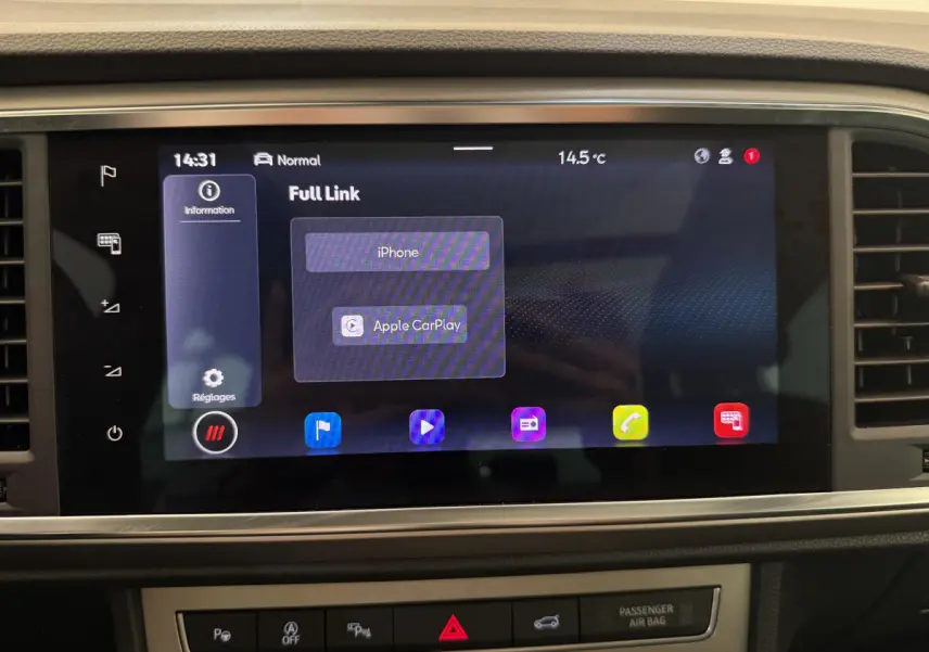 Écran tactile central du tableau de bord du SEAT Ateca gris clair 2023 affichant Apple CarPlay.