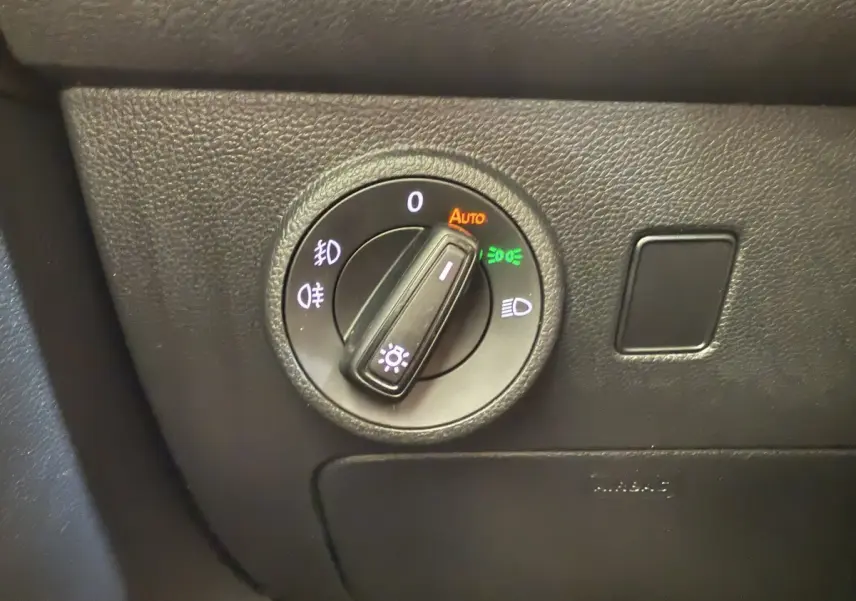 Gros plan sur la molette de commande des phares du SEAT Ateca gris clair, avec mode automatique activé.