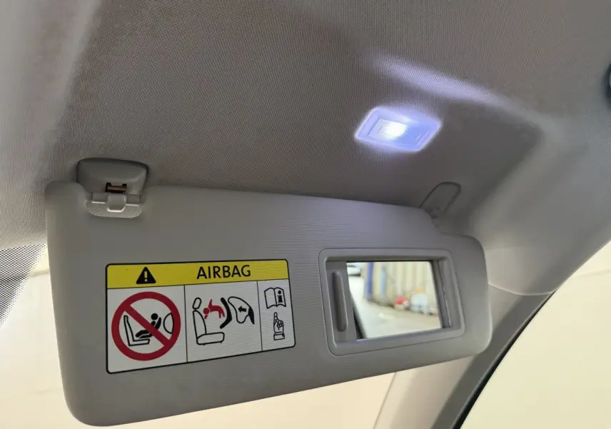 Détail du pare-soleil côté conducteur avec miroir éclairé dans un SEAT Ateca gris clair 2023.