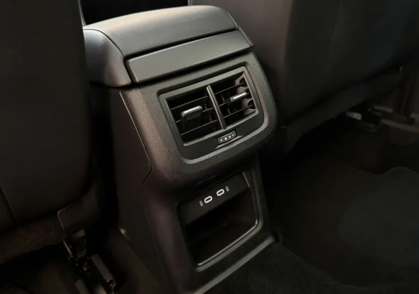 Vue rapprochée des aérateurs arrière et ports USB noirs dans l’habitacle du SEAT Ateca gris clair 2023.
