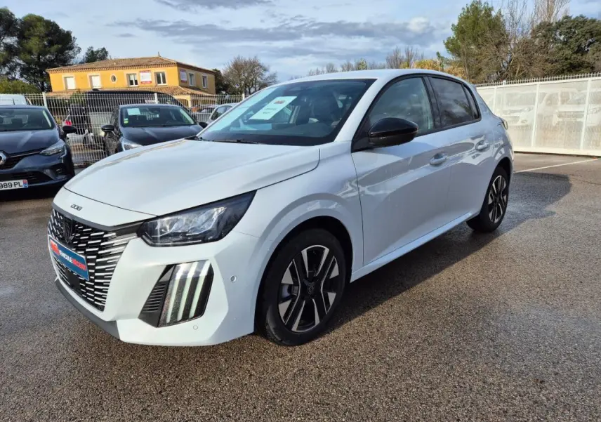 Peugeot 208 Hybrid blanc vue 3/4 avant droit, avec jantes alliage 16 pouces et calandre distinctive noire.