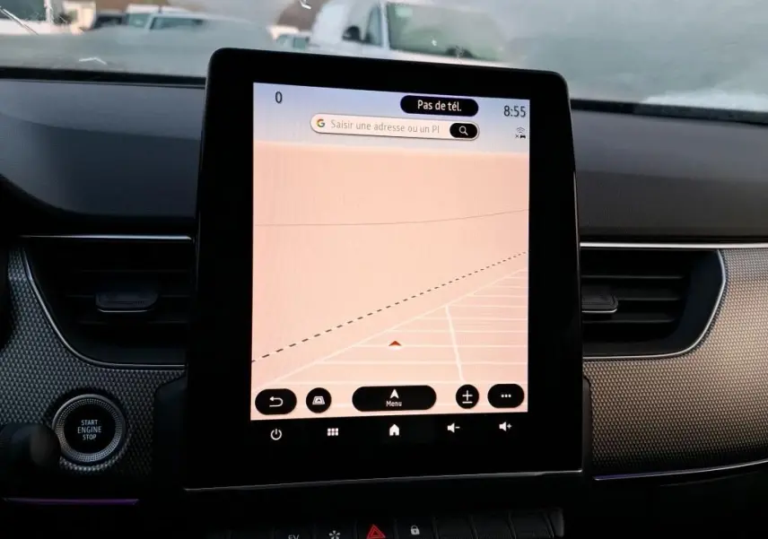 Coffre ouvert d’un Renault Arkana noir métal 2023, montrant la roue de secours et les outils de bord rangés sous le plancher.