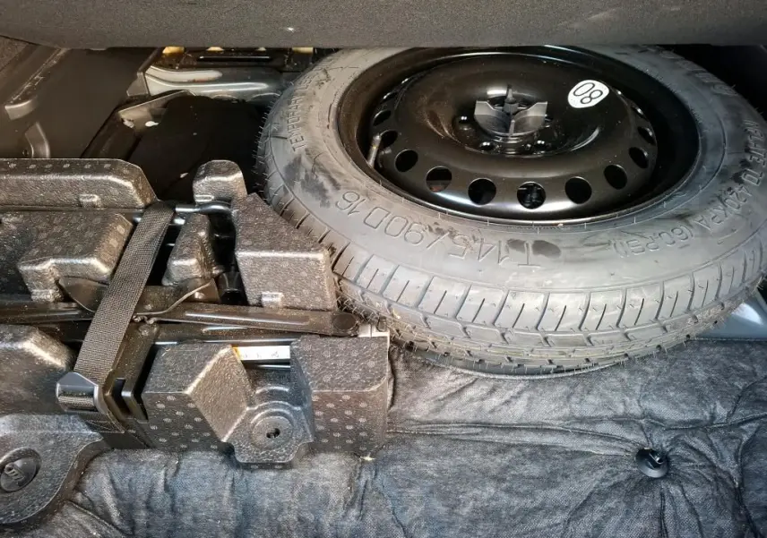 Gros plan sur les commandes d'assistance à la conduite sous le tableau de bord du Renault Arkana noir métal, finition Techno.