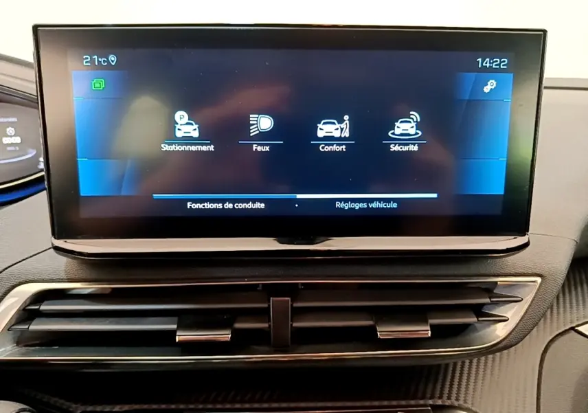 Écran tactile central du tableau de bord du Peugeot 5008 bleu, affichant les options de conduite et réglages véhicule.