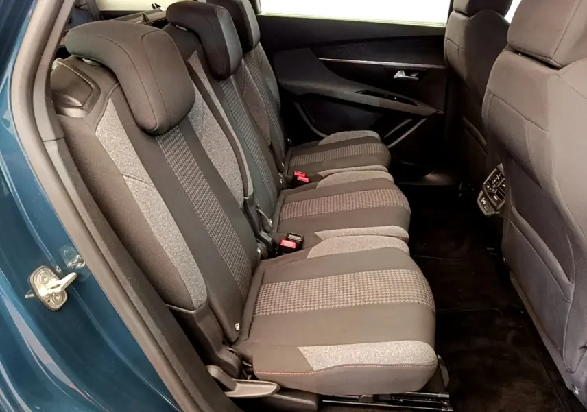 Vue latérale côté gauche des sièges arrière tissu gris et noir du Peugeot 5008 bleu, version Active Pack 2021.