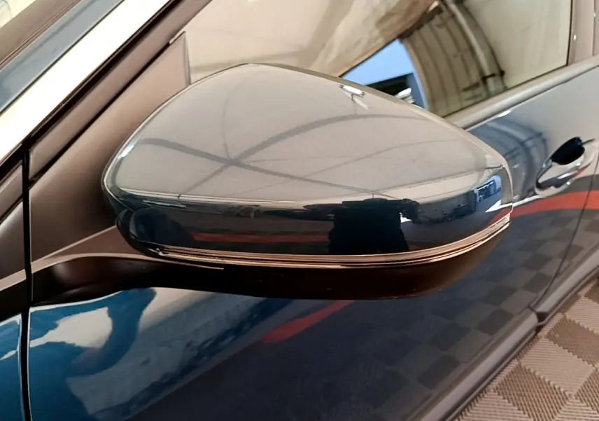 Rétroviseur droit bleu brillant du Peugeot 5008 2021, avec clignotant intégré, vue rapprochée côté conducteur.