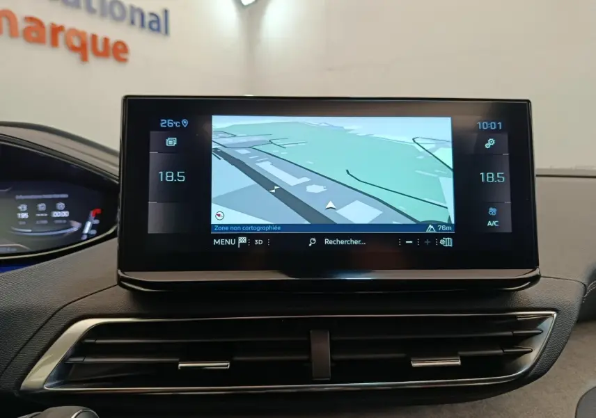 Vue rapprochée de l’écran tactile central du tableau de bord du Peugeot 3008 GT Pack rouge 2022 affichant la navigation 3D.