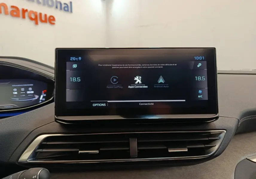 Vue rapprochée de l’écran tactile central du tableau de bord du Peugeot 3008 avec affichage Apple CarPlay et Android Auto.