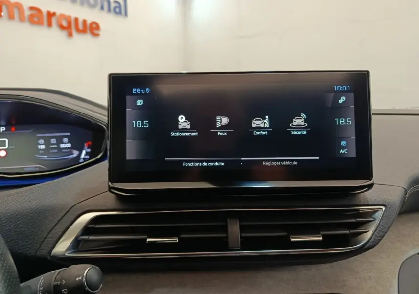 Écran tactile central affichant les réglages de conduite du Peugeot 3008 GT Pack, intérieur noir, vue frontale rapprochée.