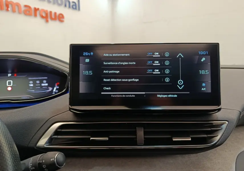 Écran tactile central affichant les réglages d’aide à la conduite du Peugeot 3008 GT Pack, vue intérieure frontale.