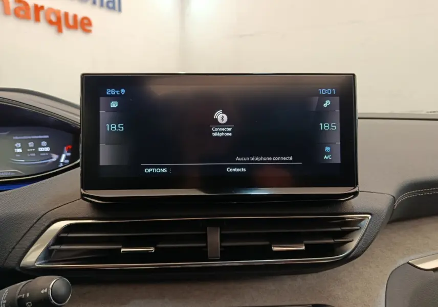 Écran tactile central affichant la climatisation et la connexion Bluetooth sur Peugeot 3008 GT Pack 2022.